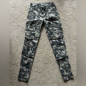 Lightly worn. KanCan camo cargo skinny jean. Size 3/25